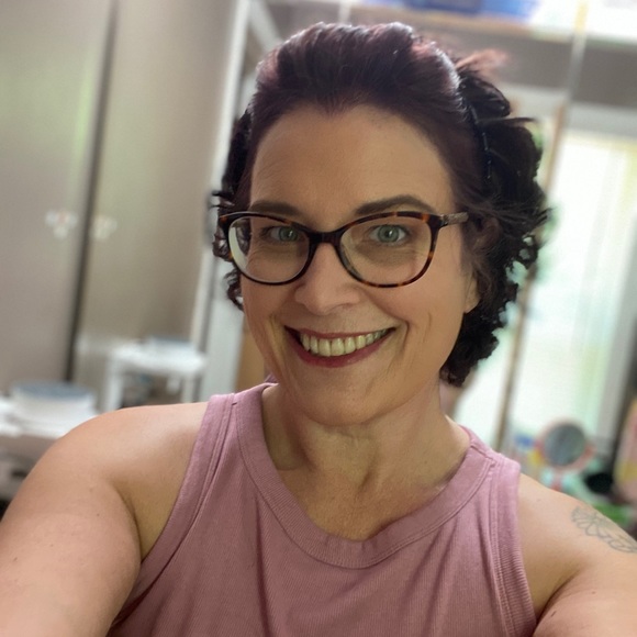 Meet your posher, Kim - Picture 1 of 12